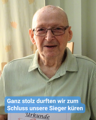 Älterer Mann mit Urkunde. Text: 'Ganz stolz durften wir zum Schluss unsere Sieger küren'.