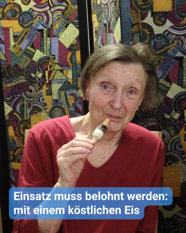 Ältere Frau mit Eis. Text: 'Einsatz muss belohnt werden: mit einem köstlichen Eis'.