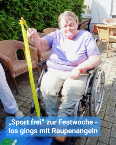 Frau im Rollstuhl mit gelber Stange. Text: '„Sport frei“ zur Festwoche - los gings mit Raupenangeln'.